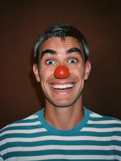 Retrato de Cacá Confete, O Palhaço Sério, personagem do Joken Rush